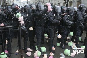 Поліцейських закидали іграшками