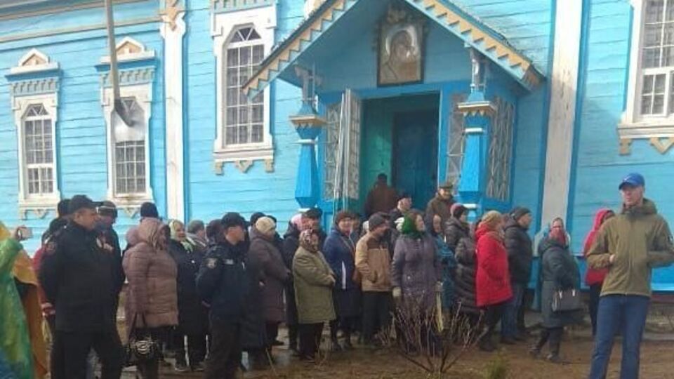 Щоб забезпечити громадський порядок, поліцейські будуть цілодобово охороняти церкву