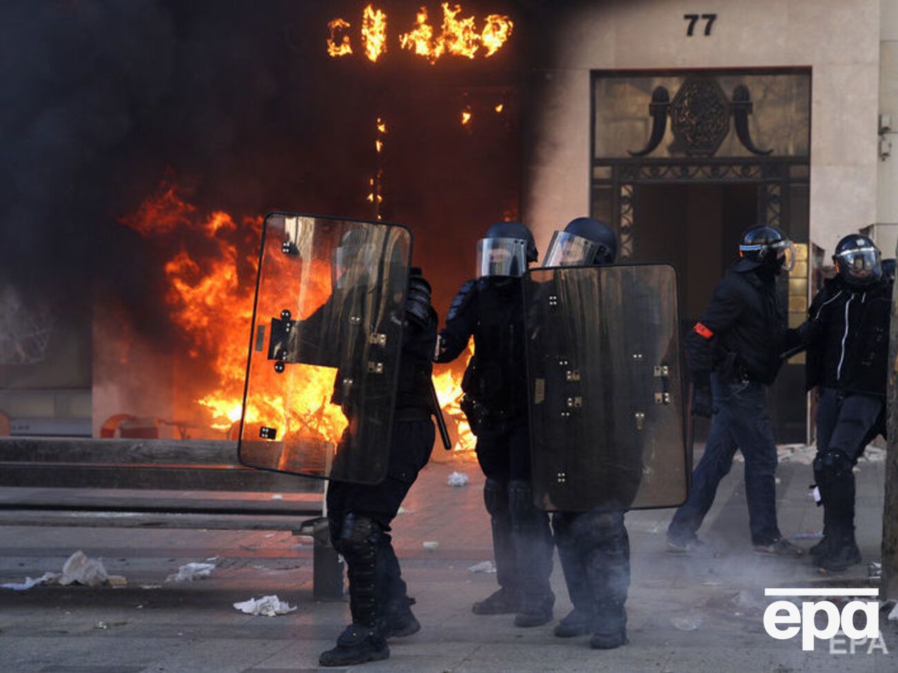 В результате пожара пострадало двое полицейских