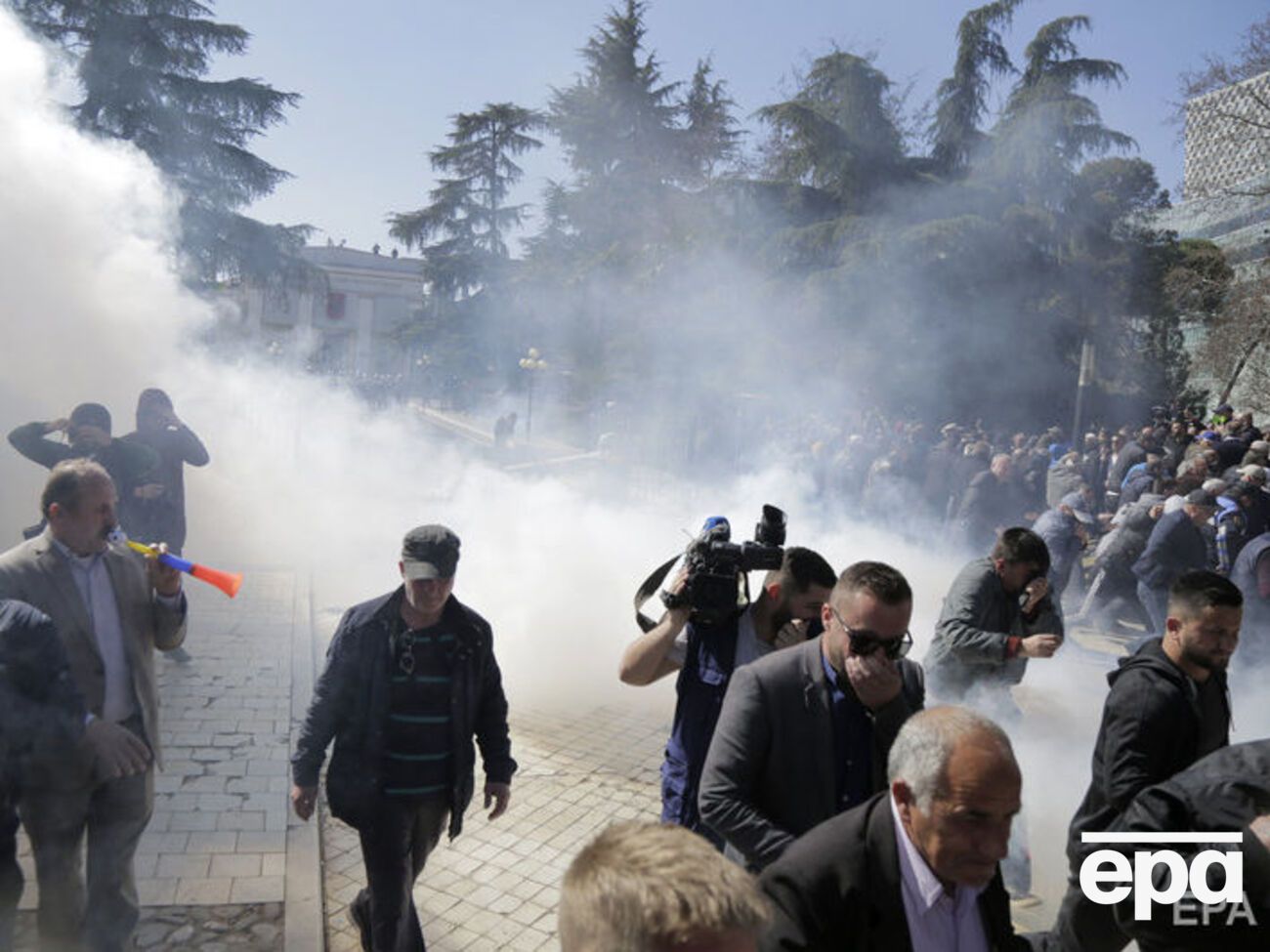 На демонстрацию в Тиране вышло несколько тысяч человек