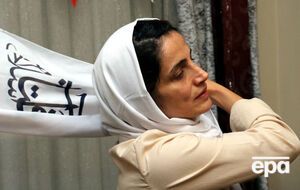 Сотуде известна тем, что защищает женщин, публично отказавшихся от ношения хиджаба