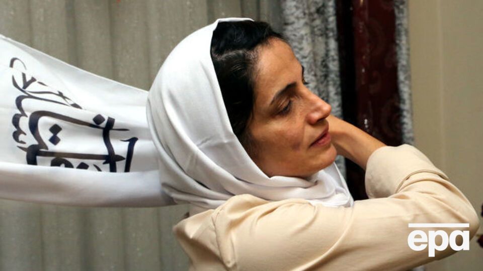 Сотуде известна тем, что защищает женщин, публично отказавшихся от ношения хиджаба