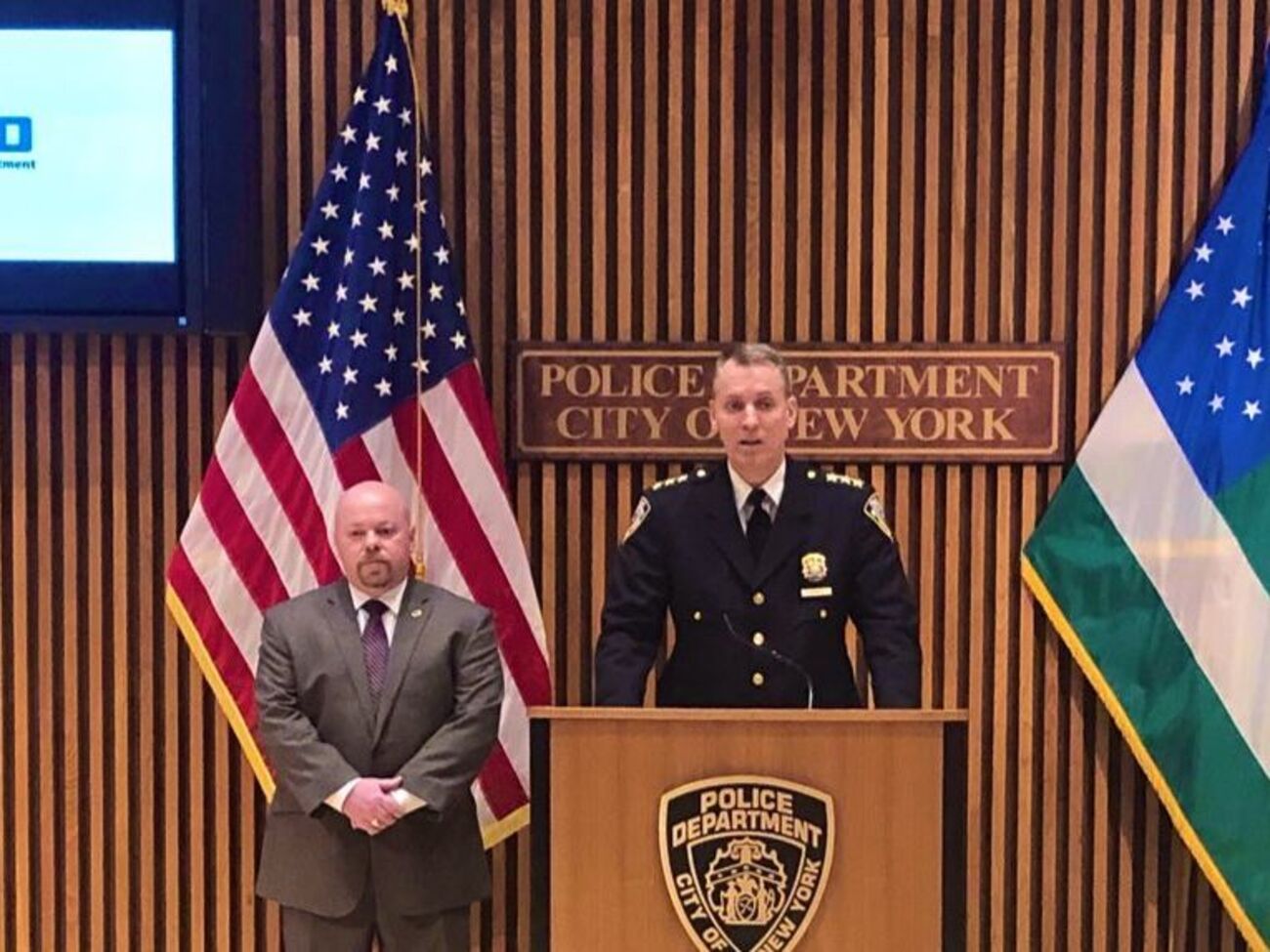 В полиции Нью-Йорка провели пресс-конференцию в связи с задержанием вероятного убийцы главы мафии