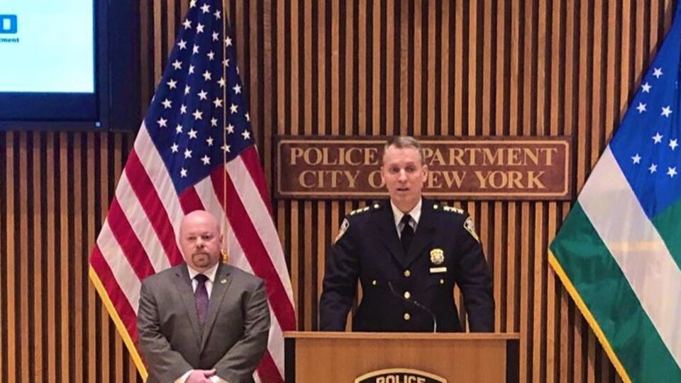 В полиции Нью-Йорка провели пресс-конференцию в связи с задержанием вероятного убийцы главы мафии
