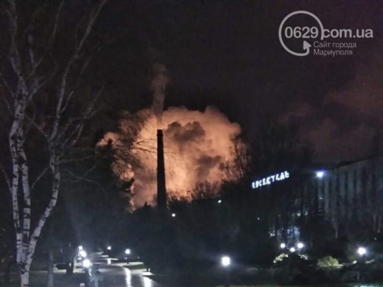 Дим і вогонь супроводжує незрозумілий гуркіт, пишуть маріупольці