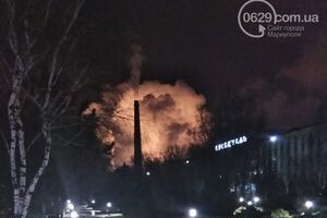 Дим і вогонь супроводжує незрозумілий гуркіт, пишуть маріупольці