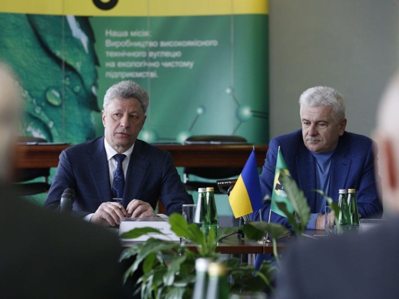 Юрій Бойко (ліворуч) підписав меморандум із головою ради Федерації роботодавців України Дмитром Олійником