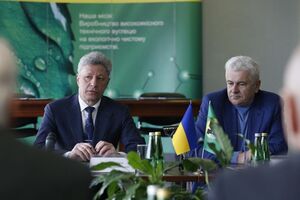Юрій Бойко (ліворуч) підписав меморандум із головою ради Федерації роботодавців України Дмитром Олійником