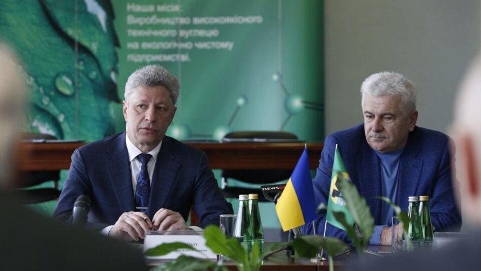 Юрій Бойко (ліворуч) підписав меморандум із головою ради Федерації роботодавців України Дмитром Олійником