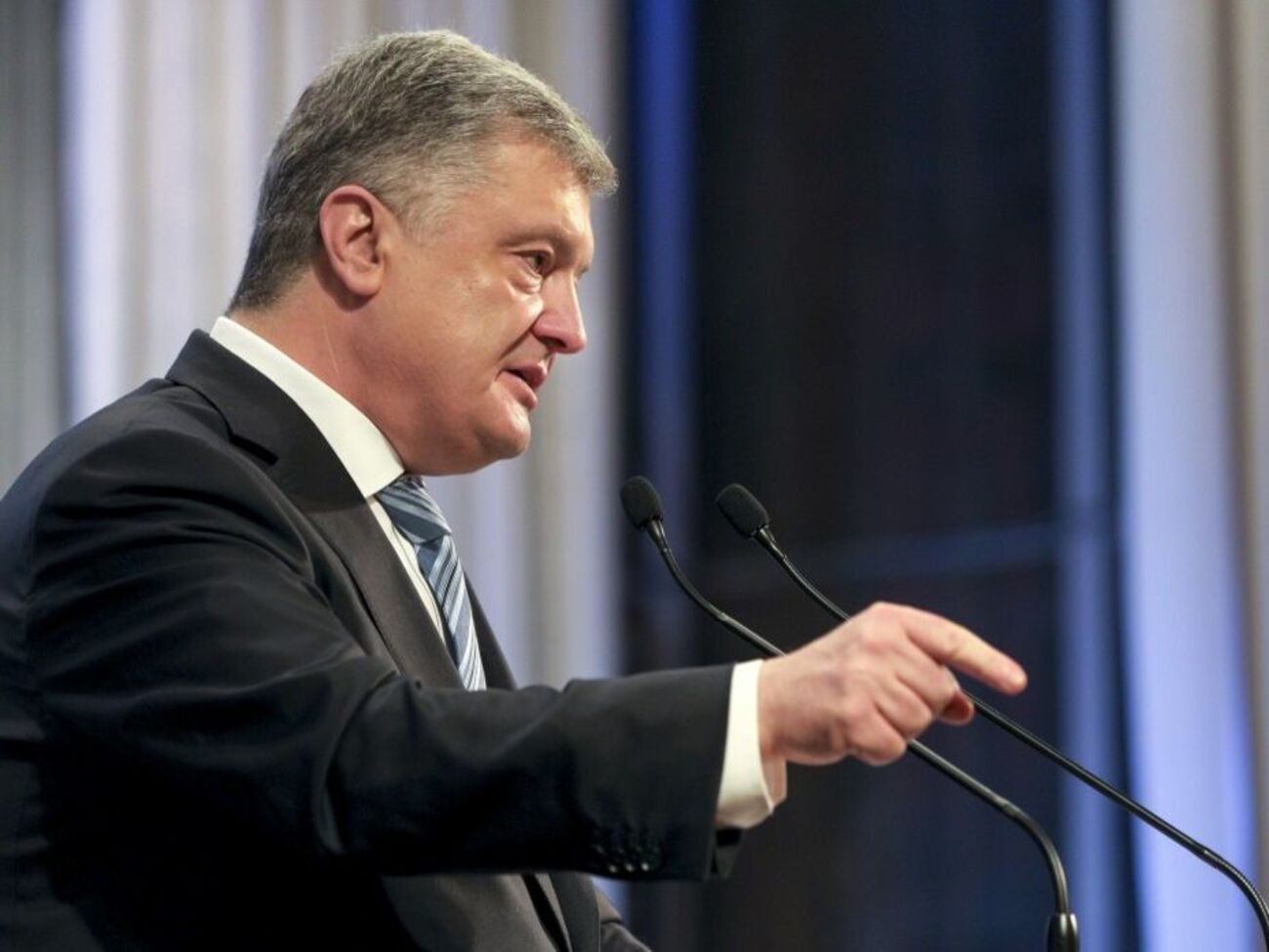 Порошенко: Когда включаешь украинское радио, когда включаешь украинское телевидение, открываешь книгу &ndash; ты точно найдешь там украинский язык