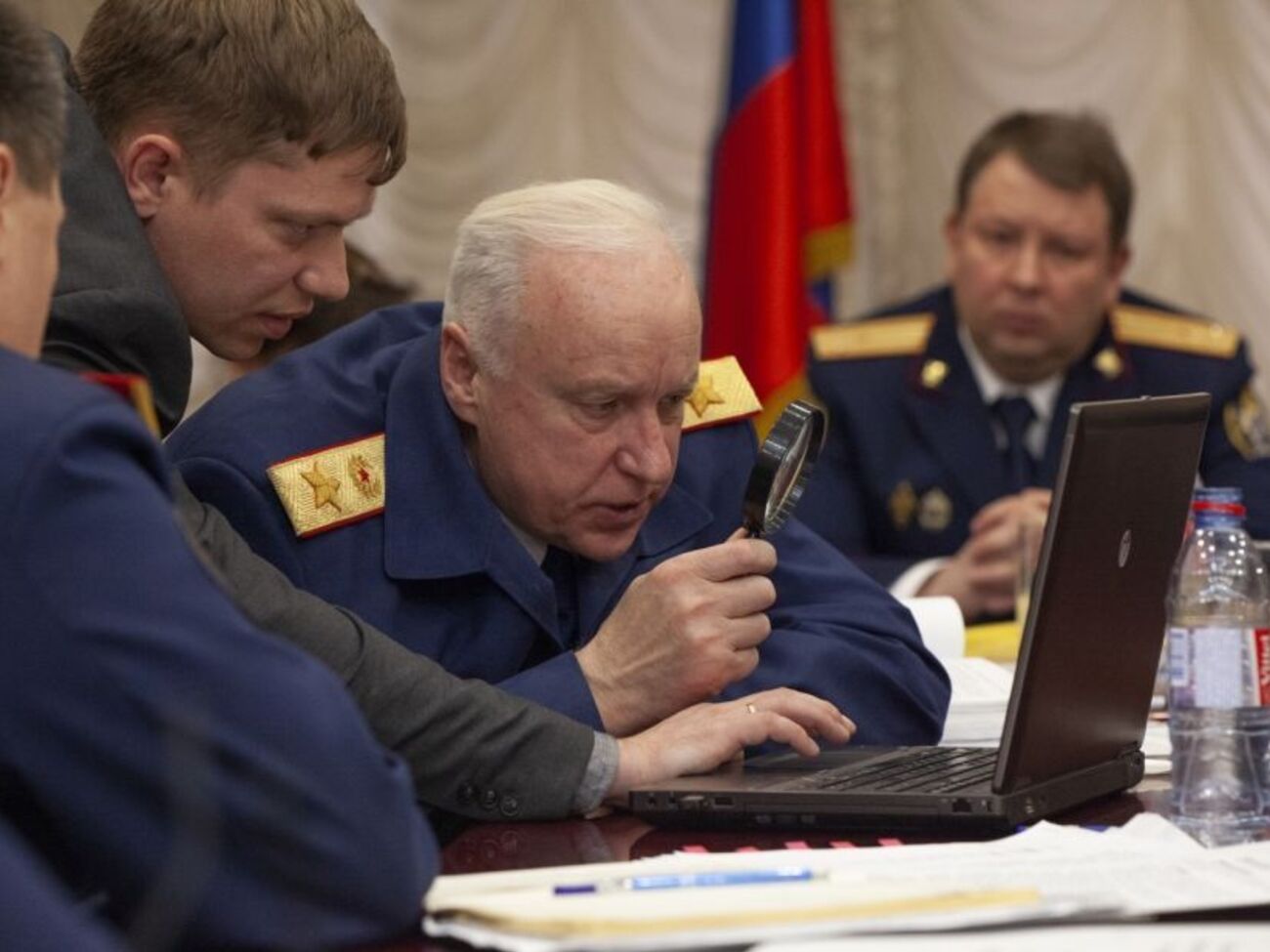 Бастрыкин рассматривал фото на ноутбуке с помощью увеличительного стекла