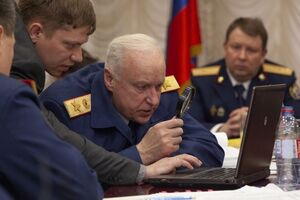 Бастрыкин рассматривал фото на ноутбуке с помощью увеличительного стекла