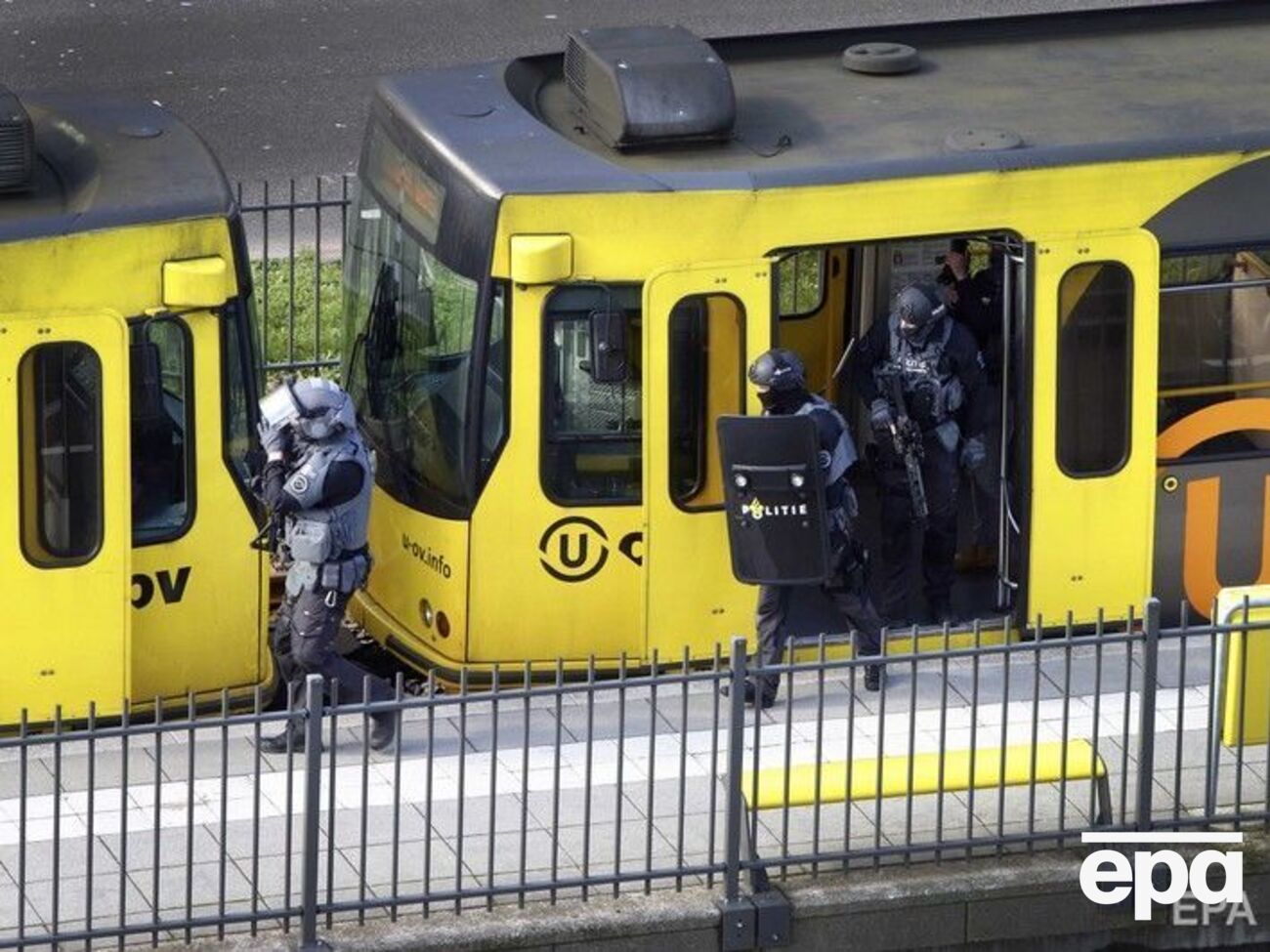 Мужчина открыл огонь в трамвае