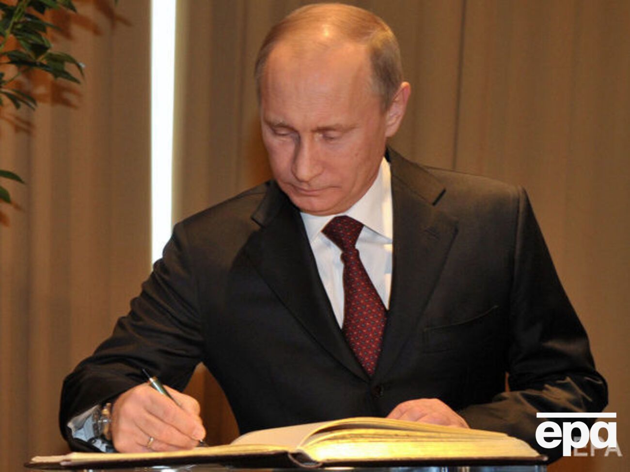 Путин подписал закон о запрете неуважительных высказываний об органах власти