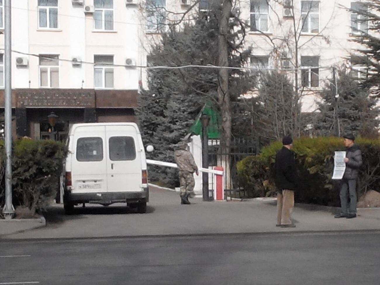 Возле прокуратуры протестовал Яковлев