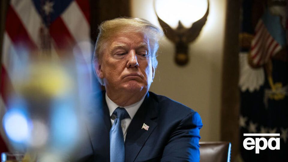 Трамп показав чек, датований 12 березня