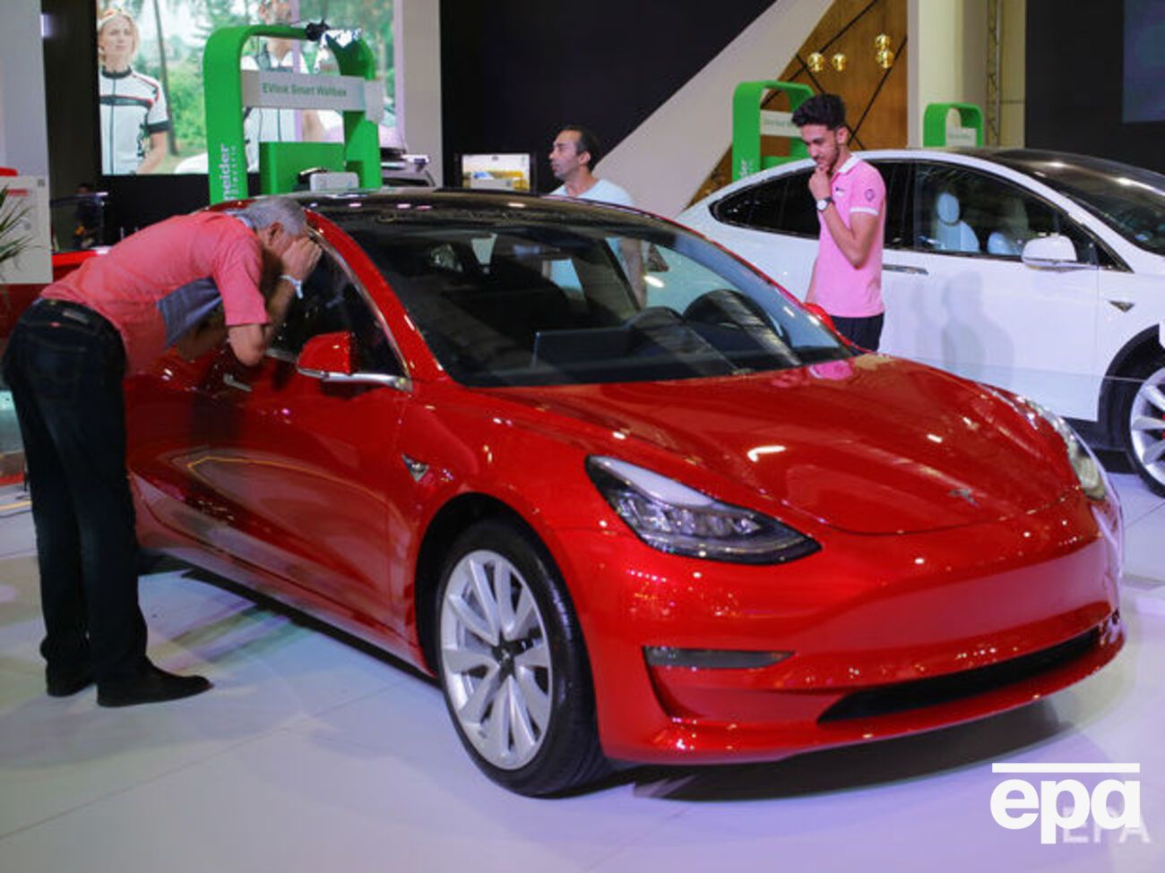 В Tesla будут улучшать функции уже проданных машин с помощью беспроводных обновлений