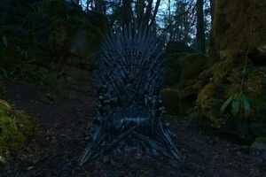 На сайте сериала выложили видео с первым спрятанным в лесу троном