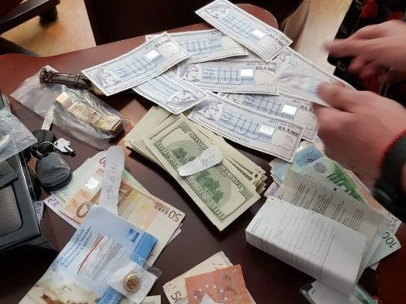 Під час обшуку офісів шахраїв правоохоронці виявили докази злочинної діяльності – документи, флешки, цінності, готівкові гроші