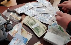 При обыске офисов мошенников правоохранители обнаружили доказательства преступной деятельности – документы, флешки, ценности, наличные деньги