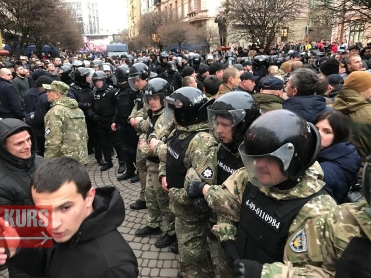 Поліція відтіснила мітингувальників від сцени