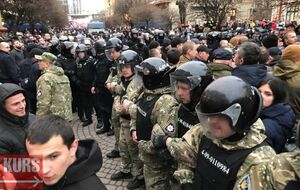 Полиция оттеснила митингующих от сцены