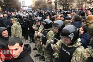 Поліція відтіснила мітингувальників від сцени