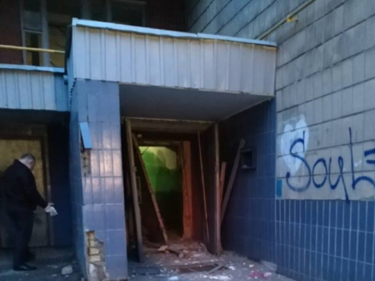 Вибухом пошкодило вхід у під'їзд