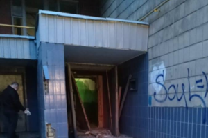 Вибухом пошкодило вхід у під'їзд