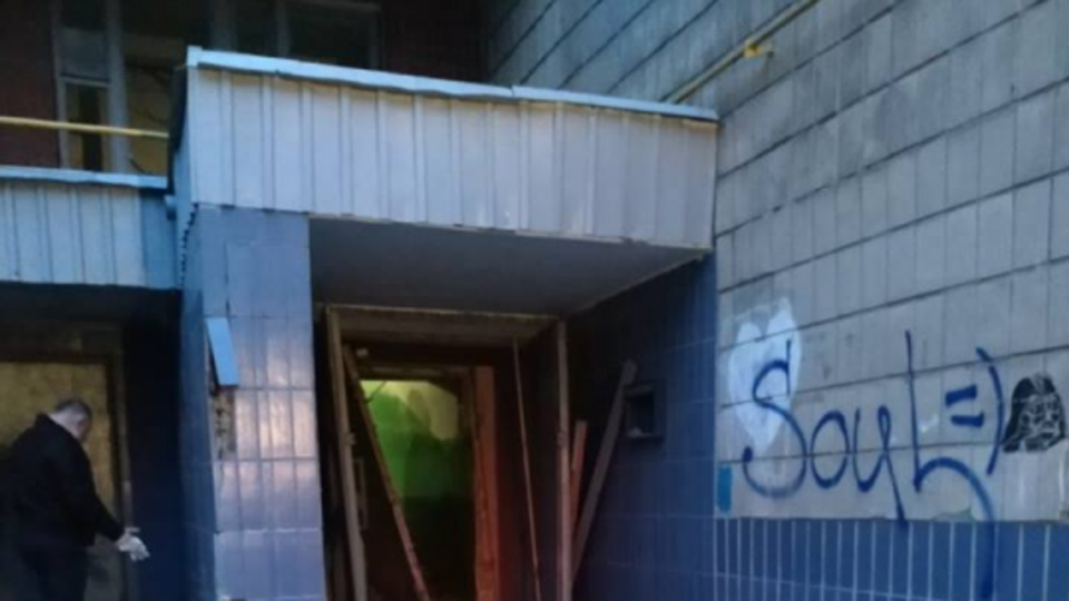 Вибухом пошкодило вхід у під'їзд