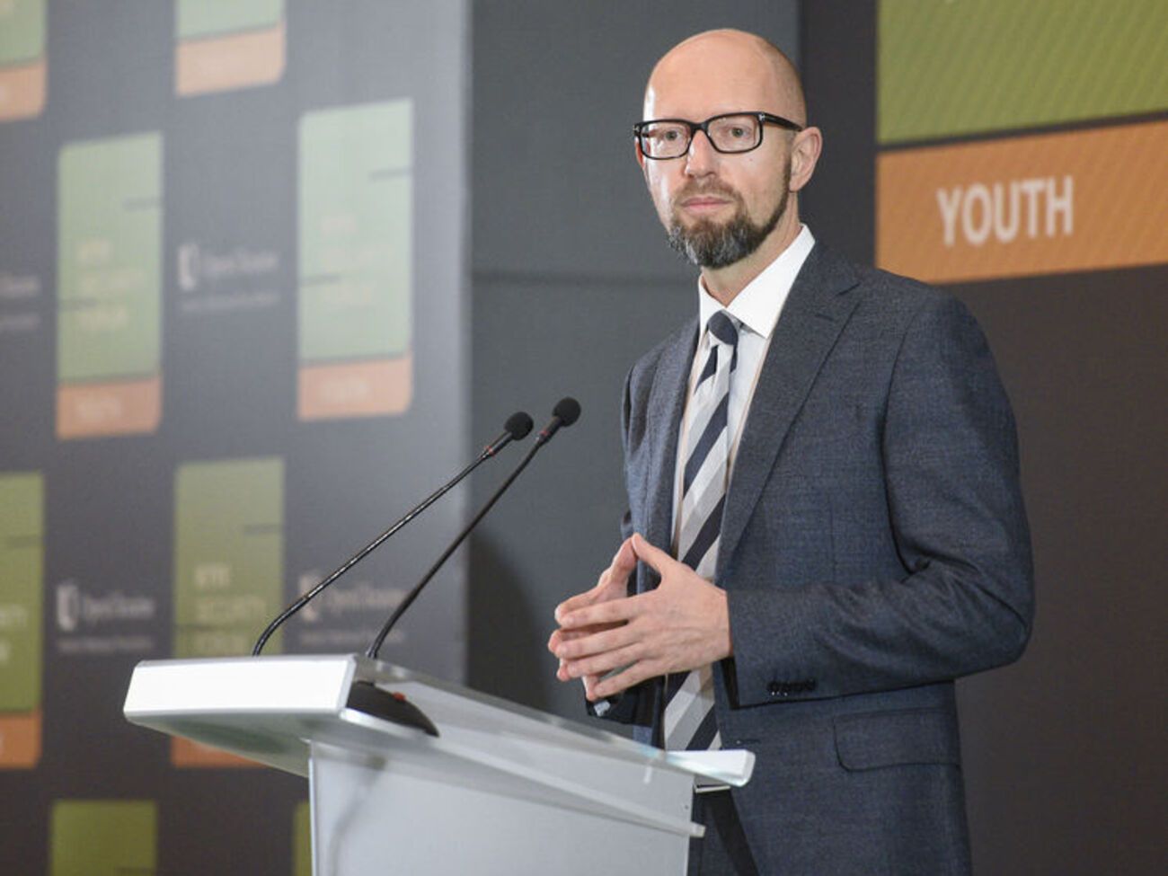 Яценюк подчеркнул, что речь не шла о "бетонной стене" на границе с РФ