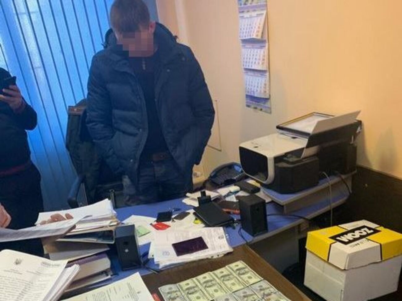 У затриманих вилучили гроші та банківські картки