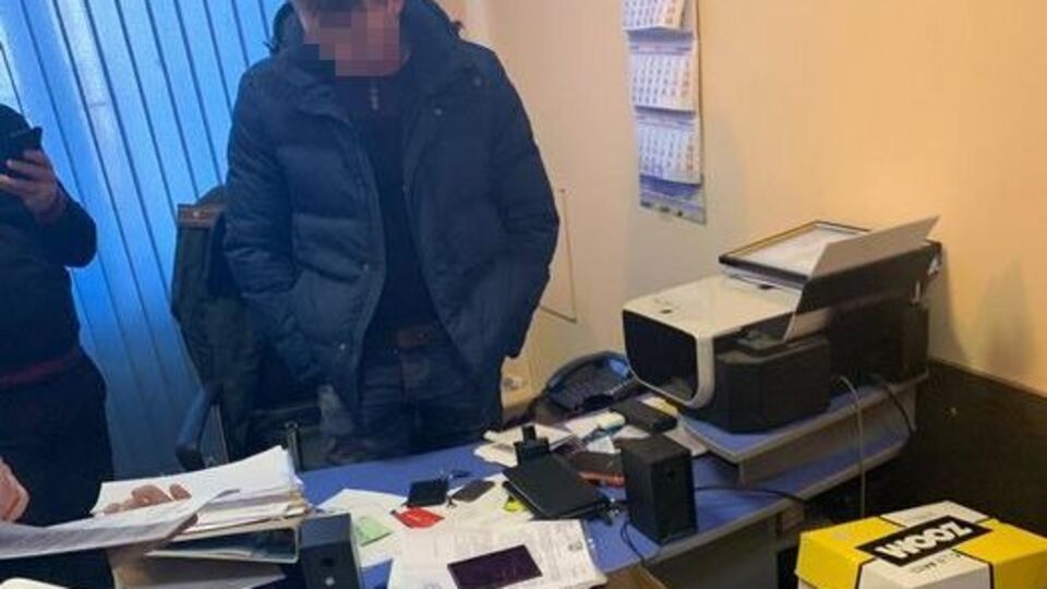 У задержанных изъяли деньги и банковские карты