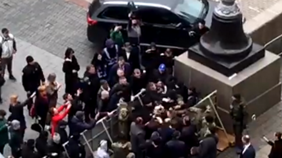 Депутаты прорвали кордон охранников Кабмина