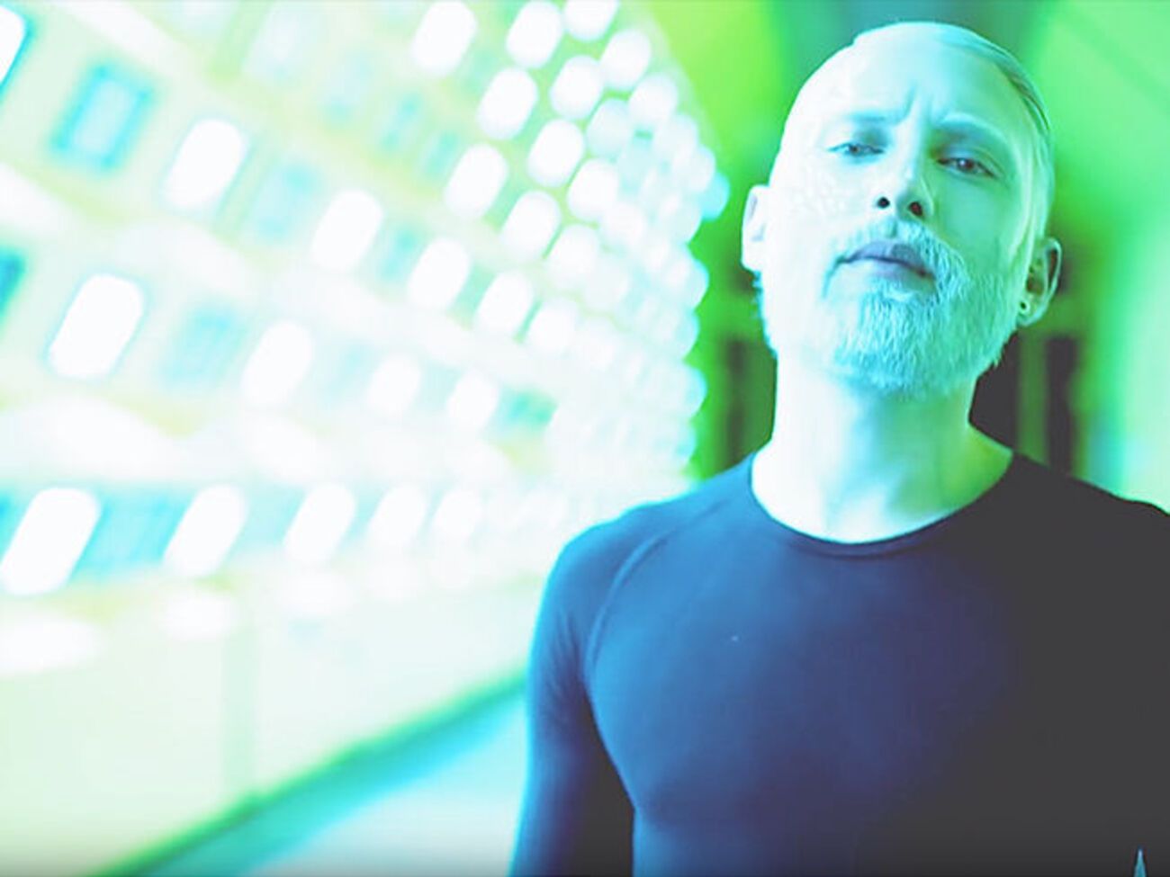 Нойвирт обесцветил волосы, брови и бороду