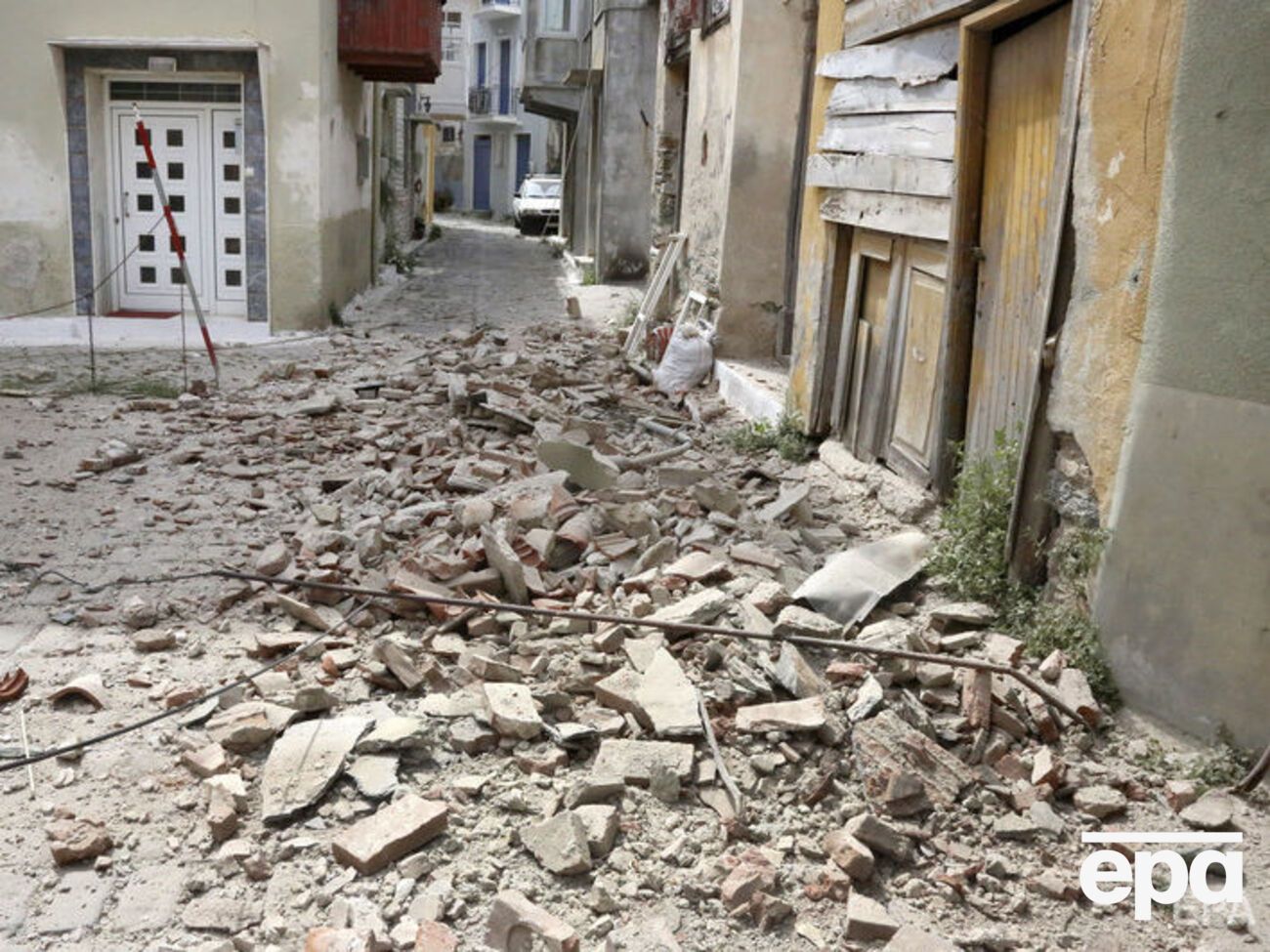 Три человека пострадали от падения кирпичей