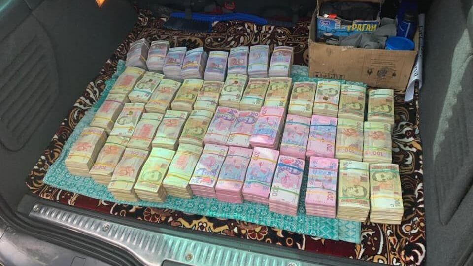 Луценко: Учасник всеукраїнської мережі депутата Д. отримав від київського штабу в сумці 2,5 млн грн "чорної готівки"