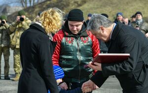 Высшую государственную награду Порошенко вручил жене погибшего сержанта Галине Коноплевой