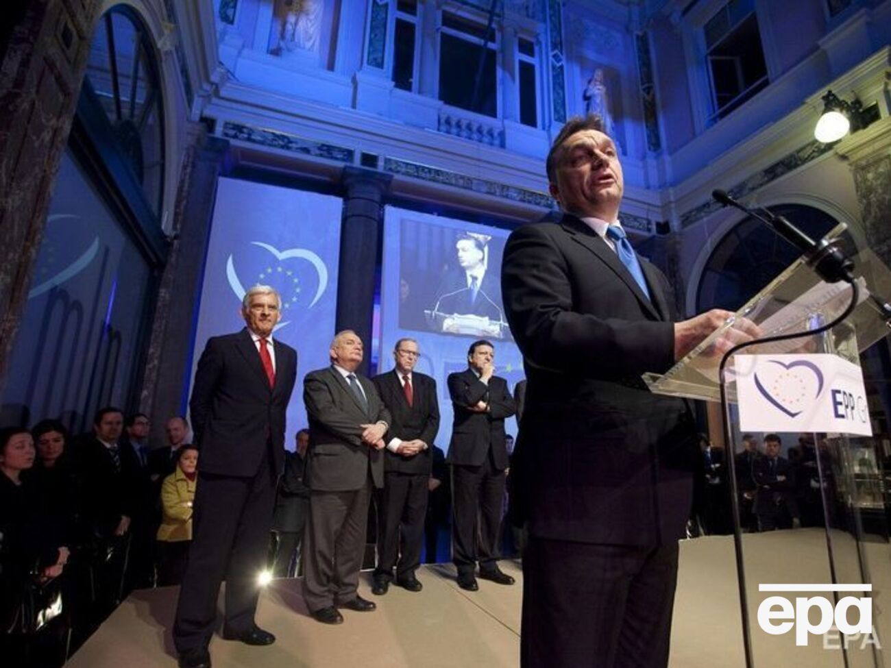 Орбана (у трибуны) и его однопартийцев пока не будут приглашать на собрания ЕНП