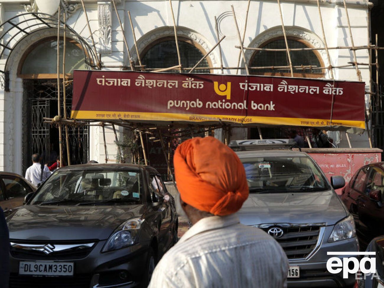По версии следствия, Моди находился в сговоре с сотрудниками Punjab National Bank, под гарантии которого он брал кредиты