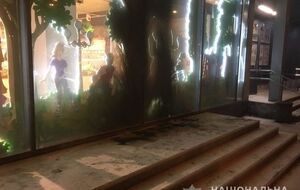 Правоохоронці передали на експертизу залишки пляшки, вилучені біля магазину в Дніпровському районі