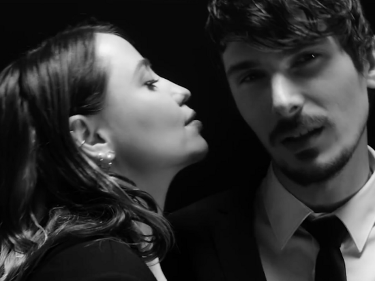 "Время и Стекло": Важливо встигнути сказати про свої почуття до того, як усе перетвориться на дим