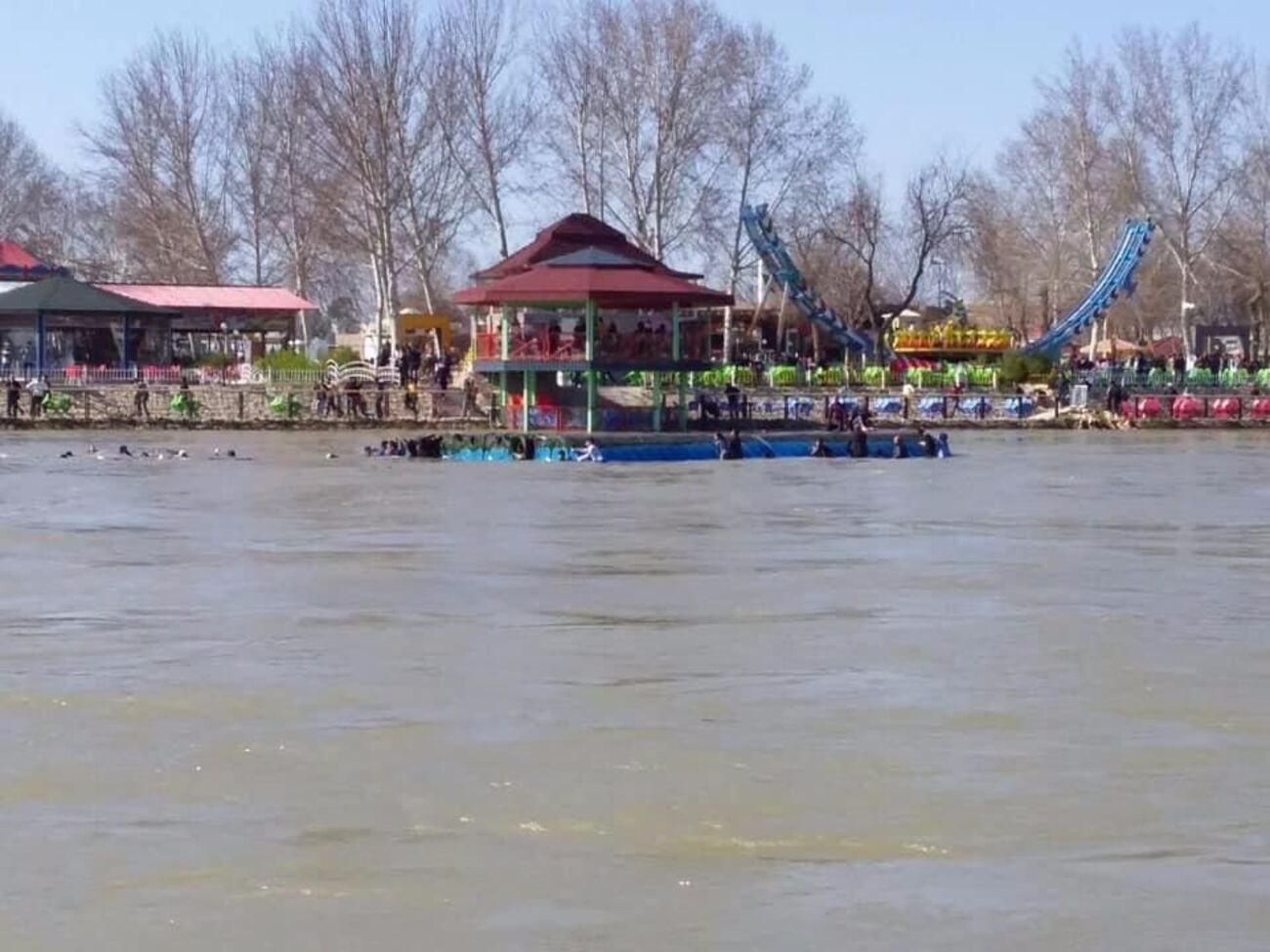Десятки людей оказались в воде после крушения парома