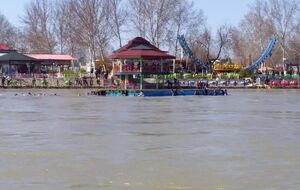 Десятки людей оказались в воде после крушения парома