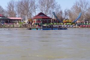 Десятки людей оказались в воде после крушения парома