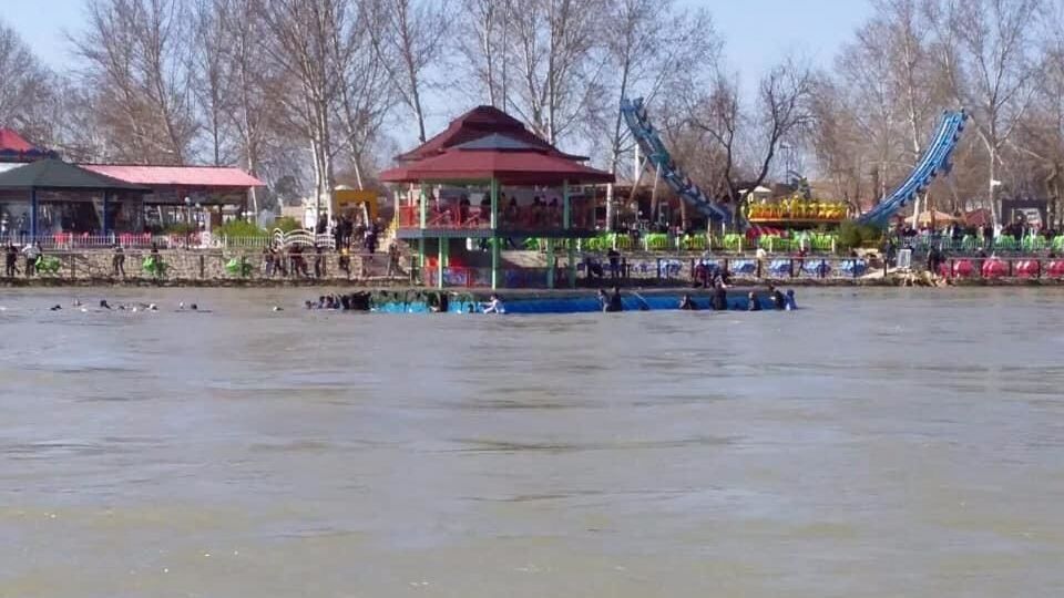 Десятки людей опинилися у воді після краху порома