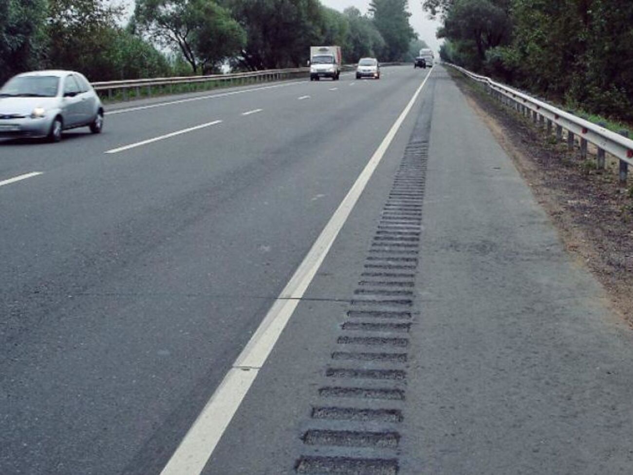 Шумовые полосы представляют собой искусственные неровности вдоль или поперек дороги, которые по своему принципу напоминают "лежачих полицейских"