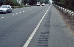 Шумові смуги – штучні нерівності вздовж або поперек дороги, які за своїм принципом нагадують "лежачих поліцейських"