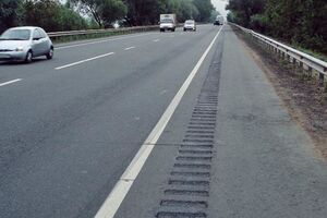 Шумовые полосы представляют собой искусственные неровности вдоль или поперек дороги, которые по своему принципу напоминают "лежачих полицейских"