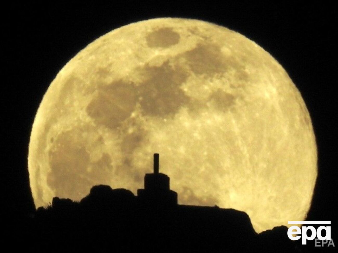 Жителі планети спостерігали Хробаковий Супермісяць. Фоторепортаж